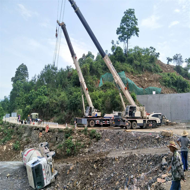 顺河回族汽车掉沟里叫吊车救援要多少钱